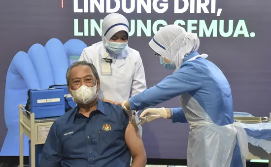 Malaysia phê chuẩn vaccine COVID-19 của AstraZeneca và Sinovac