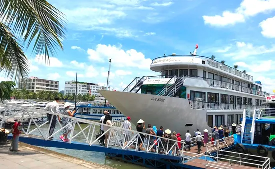 Quảng Ninh mở lại du lịch nội tỉnh