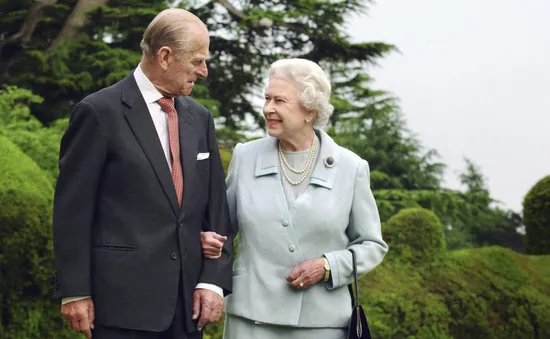 Nữ hoàng Elizabeth II - Hoàng thân Philip: Mối tình từ cái nhìn đầu tiên cho tới lúc ra đi mãi mãi