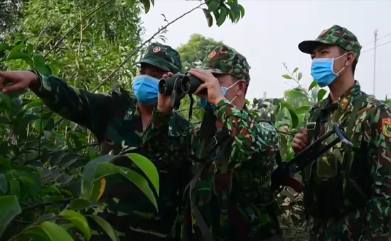 Nếu buông lơi chỉ một lúc, ‘cánh đồng trũng’ Việt Nam sẽ bị các đợt sóng COVID-19 tràn vào