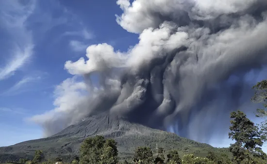 Núi lửa Sinabung (Indonesia) phun trào, đẩy tro bụi cao 1.000m lên không trung