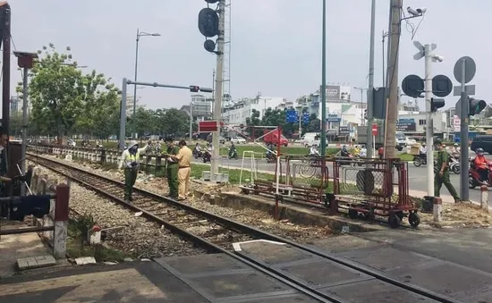 Băng qua đường ray, người phụ nữ bị tàu hỏa cán lìa 2 chân
