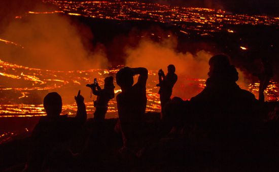 Núi lửa ở Iceland phun trào, hàng chục nghìn người tới chiêm ngưỡng