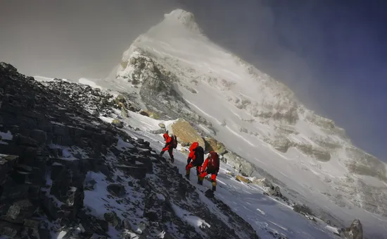 Hai nhà leo núi tử vong trên đỉnh Everest ngay trong ngày đầu tiên mở cửa trở lại