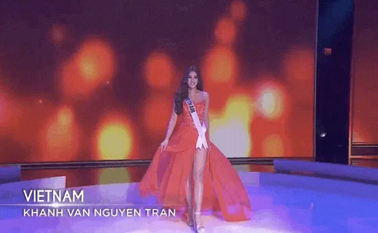 Bán kết Miss Universe: Khánh Vân trình diễn thần thái trong trang phục dạ hội