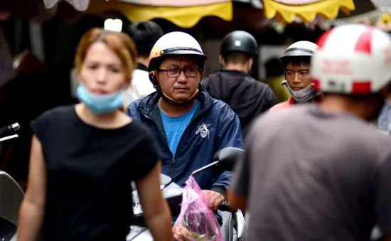 Lơ là phòng chống dịch, nhiều người dân không đeo khẩu trang, quán cà phê tụ tập cả trăm người