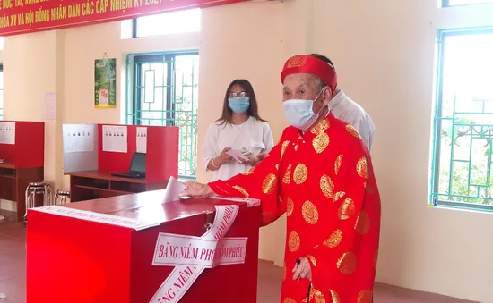 Cử tri 98 tuổi mặc áo dài đỏ đi bầu cử tại xã đang giãn cách xã hội Kim Sơn, Hà Nội