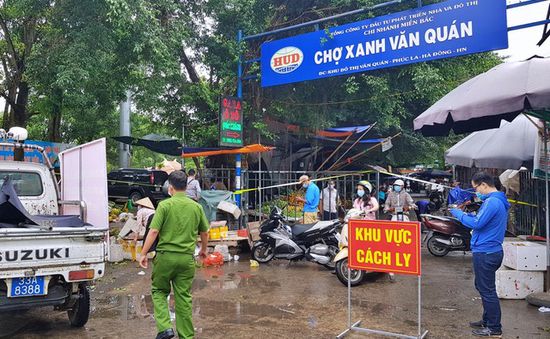 Hà Nội: Ca nghi mắc COVID-19 ghé qua, cả chợ Xanh Văn Quán bị phong tỏa