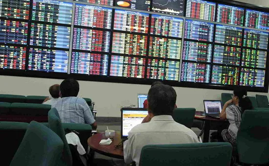 Chứng khoán chìm trong sắc đỏ, VN-Index giảm sâu