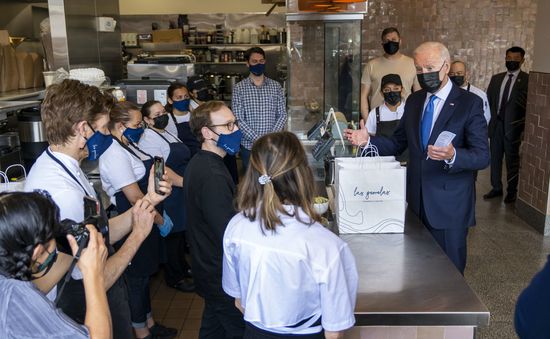 Tổng thống Mỹ Biden bất ngờ thăm nhà hàng ở Washington