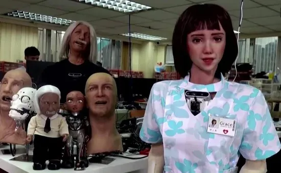 Công dân robot đầu tiên Sophia có thêm "em gái" là robot y tá