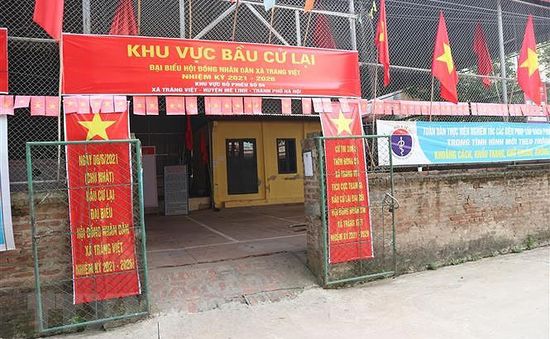 Hà Nội: Khai trừ Đảng Phó Bí thư xã mang 75 phiếu bầu về nhà tự gạch