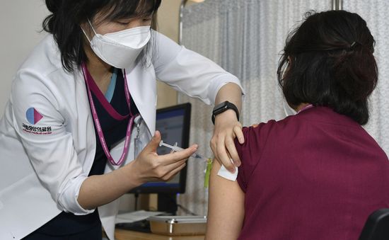 Hàn Quốc đưa ra nhiều ưu đãi để khuyến khích tiêm vaccine COVID-19