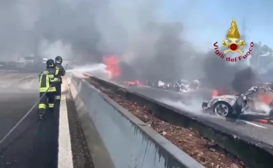 Tai nạn ô tô liên hoàn trên cao tốc Italy, các phương tiện bị cháy rụi, 2 người tử vong