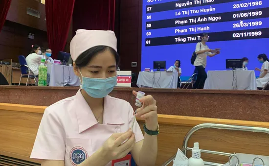 Thứ trưởng Bộ Y tế: Sẽ tiêm khoảng 500.000 liều mỗi ngày nếu lượng vaccine COVID-19 về đủ