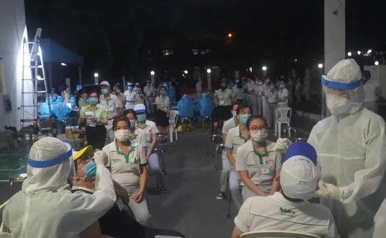 Xuyên đêm lấy mẫu tầm soát COVID-19 cho hơn 30.000 công nhân ở TP Hồ Chí Minh