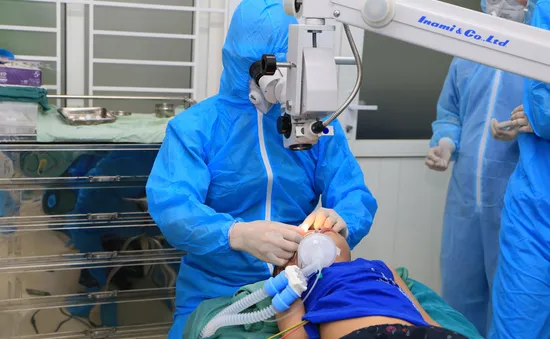 Phẫu thuật cho bé trai bị que sắt đâm vào mắt, xuyên thủng nhãn cầu