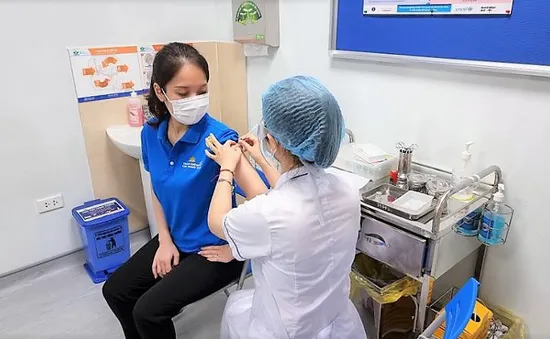 Tiến độ tiêm vaccine - mấu chốt đảm bảo tăng trưởng kinh tế Việt Nam