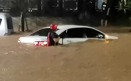 Lũ lụt nghiêm trọng ở Tây Nam Trung Quốc, hàng nghìn người phải sơ tán