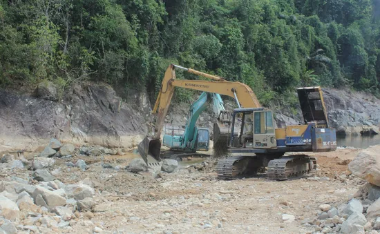 Vụ sạt lở Nhà máy Thủy điện Rào Trăng 3: Tìm kiếm quanh lòng hồ Thủy điện Rào Trăng 4