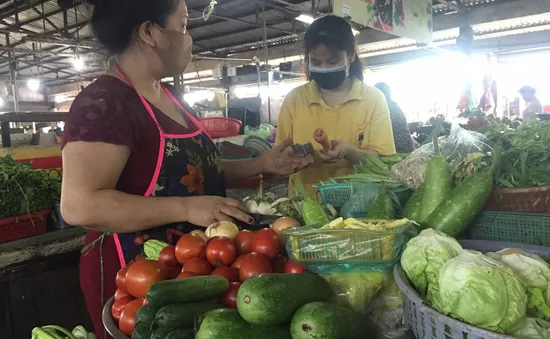 TP Hồ Chí Minh thí điểm cho tiểu thương chợ truyền thống bán rau, củ trở lại