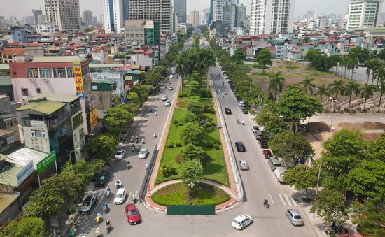 Cận cảnh đường Văn Cao - Liễu Giai trước khi thu hẹp dải phân cách mở rộng làn xe