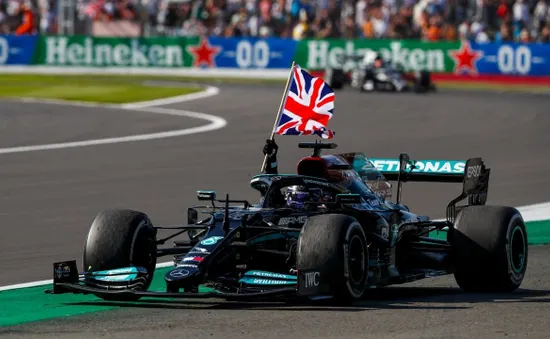 Lewis Hamilton giành chiến thắng kịch tính tại GP Anh