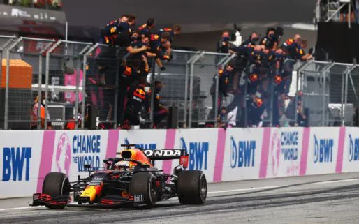 Max Verstappen bị cảnh cáo sau chiến thắng tại GP Styria