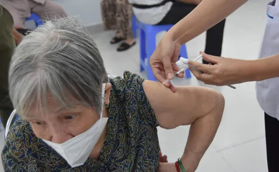 TP. Hồ Chí Minh tiêm vaccine phòng COVID-19 cho người trên 65 tuổi