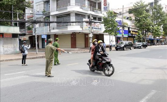 Hà Nội xử phạt nhiều người tập thể dục ngoài trời, dắt chó đi dạo