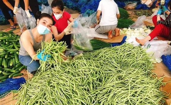 Chung tay cùng dân, ca sĩ Minh Quân – Á hậu Thanh Tuyền phát rau củ đến tận khu phong tỏa