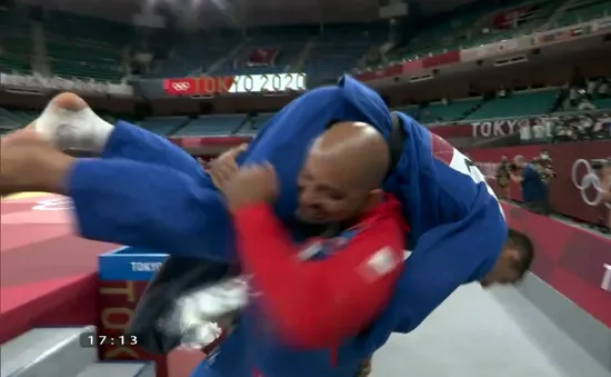 VIDEO: Màn ăn mừng hài hước suýt gây chấn thương của thầy trò Judo Mông Cổ