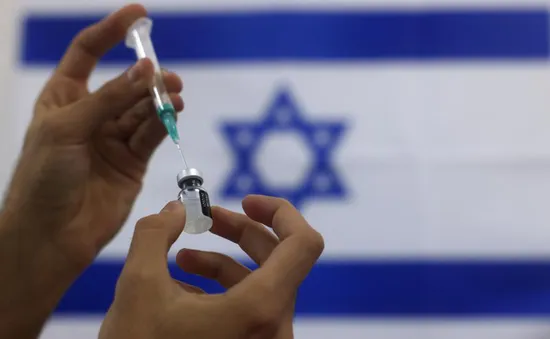 Israel tiêm mũi vaccine thứ 3 cho người trên 60 tuổi