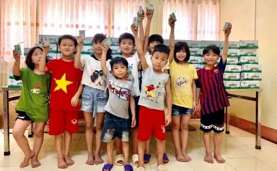 Quỹ sữa Vươn cao Việt Nam mang lại nụ cười hạnh phúc cho trẻ thơ trong mùa dịch