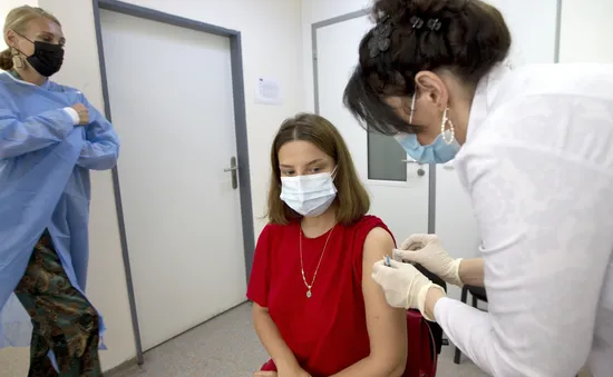 Mỹ khuyến nghị người đã tiêm 2 mũi vaccine đeo khẩu trang để bảo vệ cộng đồng