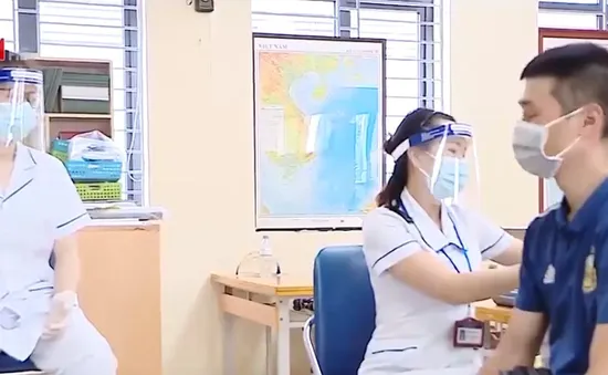 Khi cán bộ xã, phường là những "lá chắn" phòng dịch