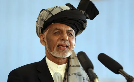 Tổng thống Afghanistan Ghani từ chức, đáp máy bay sang Tajikistan