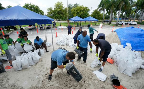 Bão nhiệt đới Fred đổ bộ vào Florida, có nguy cơ gây ra các đợt triều cường nguy hiểm