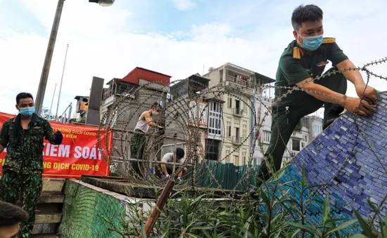 Lập hàng rào dây thép gai dọc đường Hồng Hà khu vực phong tỏa cả phường Chương Dương (Hà Nội)