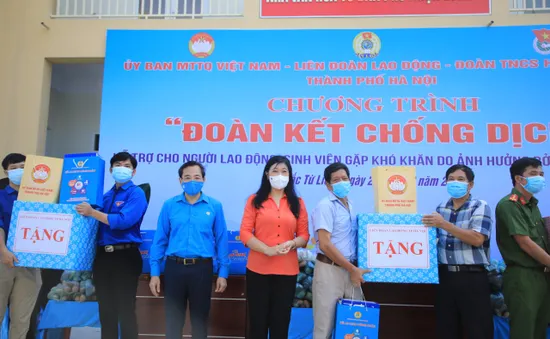 Chương trình “Đoàn kết chống dịch” trao 2.200 suất quà cho người gặp khó khăn vì COVID-19 tại Hà Nội