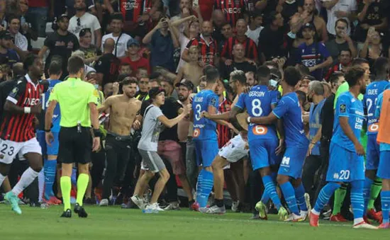 Hỗn loạn tại Ligue 1: CĐV tràn xuống sân đánh nhau với cầu thủ