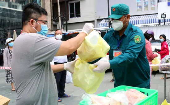 Người dân TP Hồ Chí Minh được công an, quân đội “đi chợ hộ”