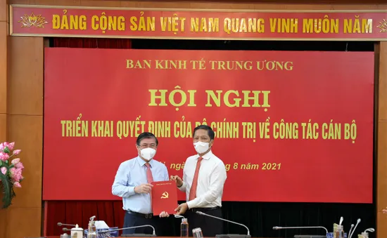 Trao quyết định phân công Phó Trưởng ban Kinh tế Trung ương đối với ông Nguyễn Thành Phong