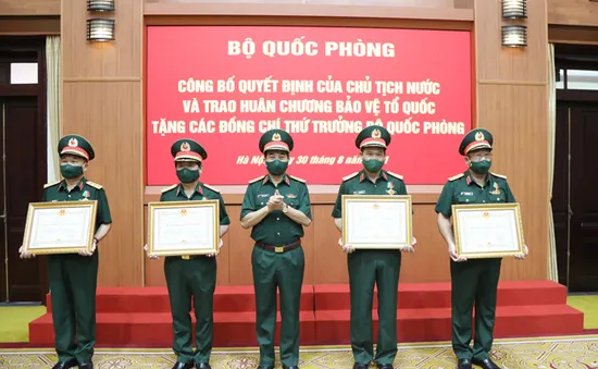 5 Thứ trưởng Bộ Quốc phòng được trao Huân chương Bảo vệ Tổ quốc