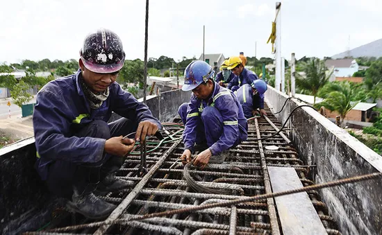 Giảm đau kinh tế bằng đầu tư công