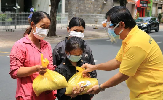 "Hạt vàng Bưu điện" tặng hàng trăm tấn gạo hỗ trợ người dân và tuyến đầu chống dịch COVID-19