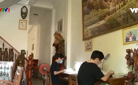 Hai anh em thủ khoa, á khoa và món quà tặng cha giữa mùa dịch
