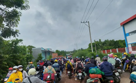 Làm thế nào để người dân an tâm "ai ở đâu ở đấy"?