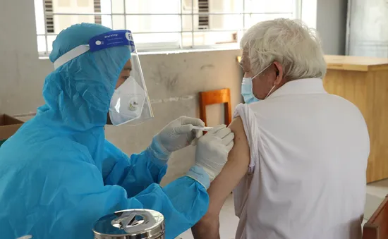 Tiêm vaccine mũi 1 là AstraZeneca, mũi 2 tiêm Pfizer có an toàn?