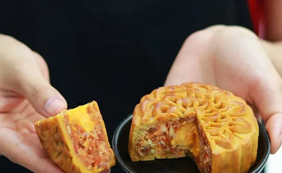 Bánh nướng, bánh dẻo "né" COVID-19 bằng đường online